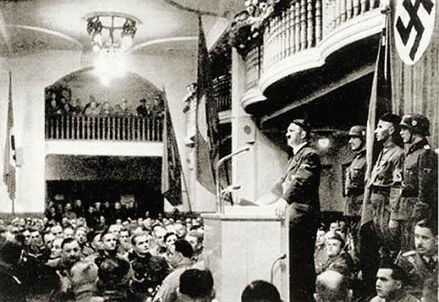 Hitler_addressing_Beer_Hall Nov 1921